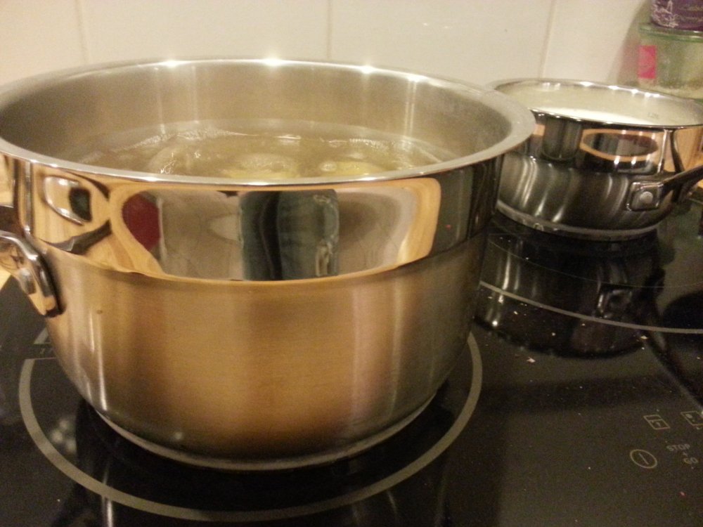 Faites cuire des pommes de terre à l'eau pour faire une purée