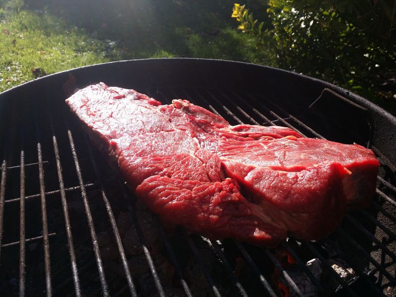 Cuisson de l'entrecôte de bœuf au barbecue