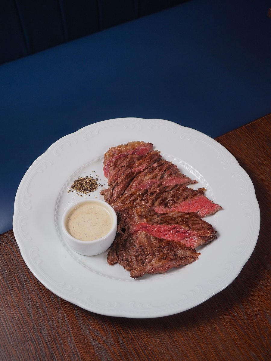 Bavette de bœuf poêlée aux échalotes confites façon bistrot