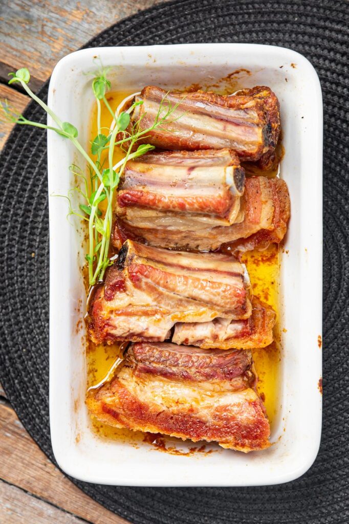 Travers de porc rôtis et caramélisés aux épices sur planche rustique